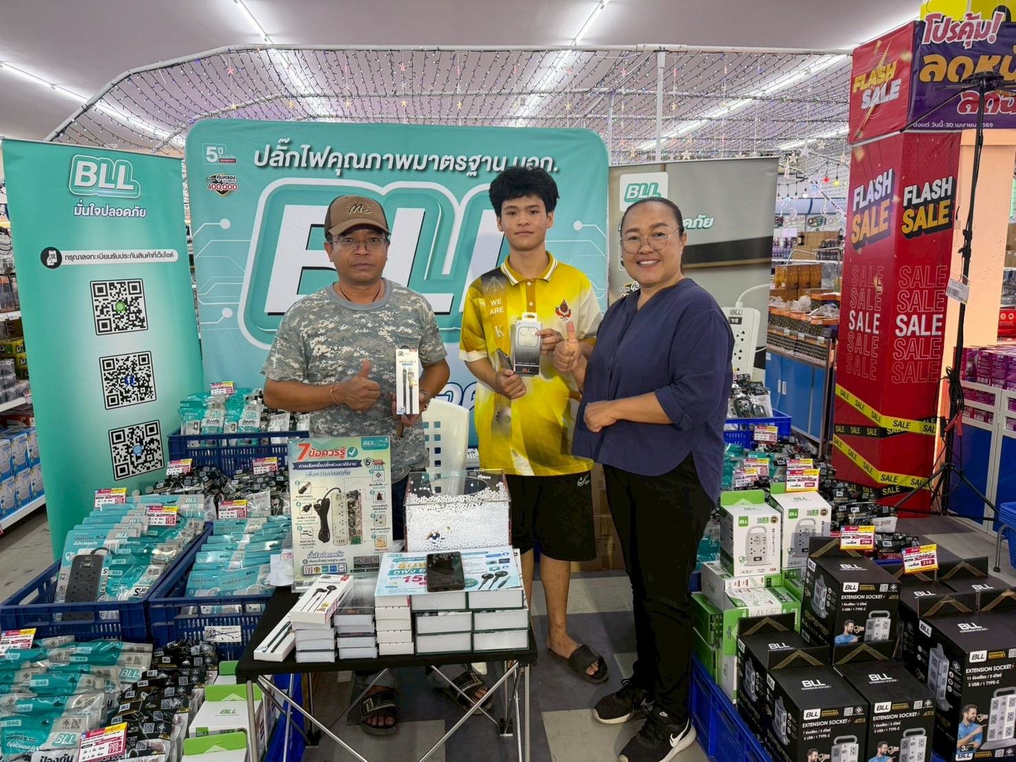 ลูกค้าร่วมกิจกรรมภายในบูธ BLL