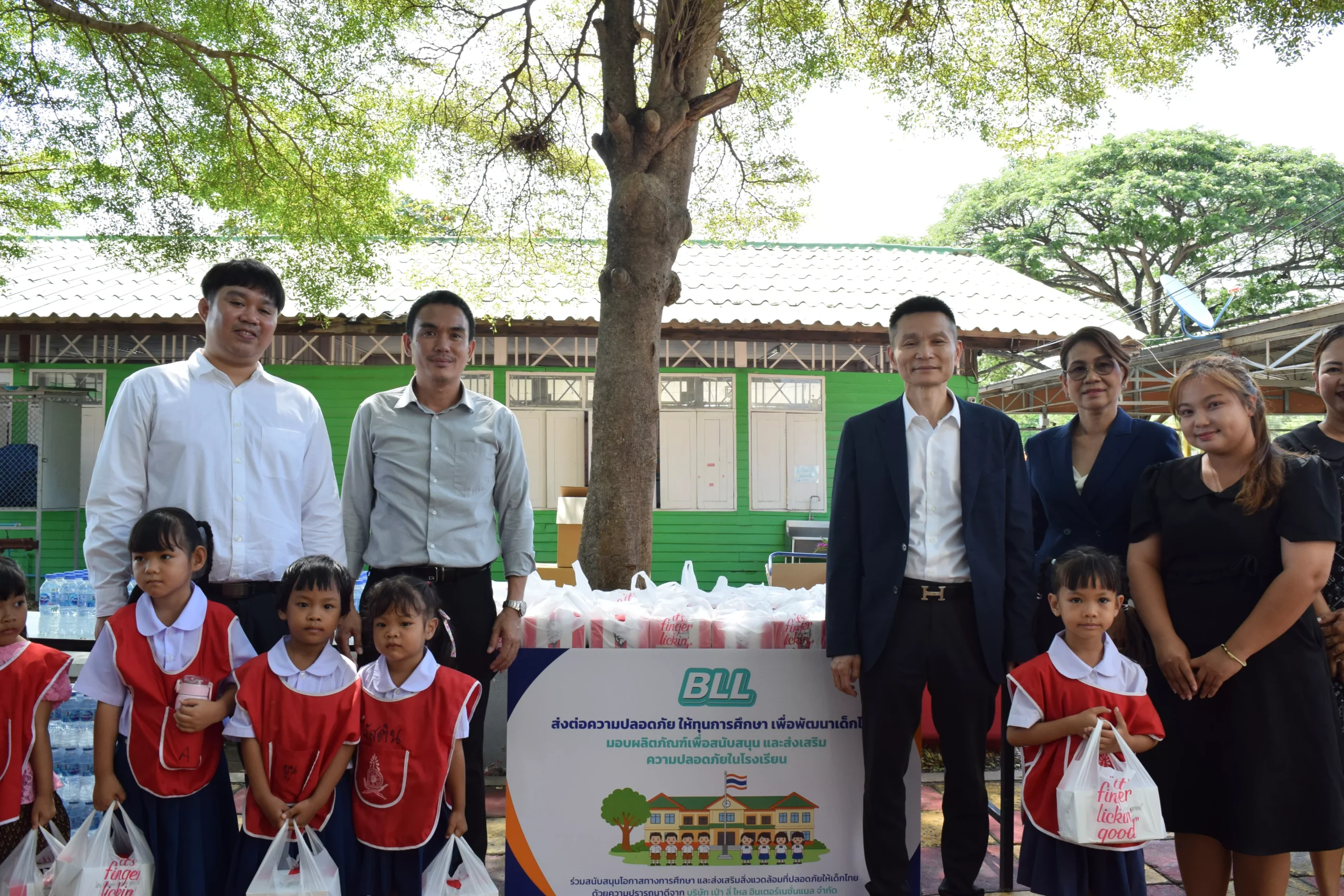 ผู้บริหารและทีมงาน BLL ร่วมดำเนินกิจกรรม ณ โรงเรียนบ้านสันดาบ