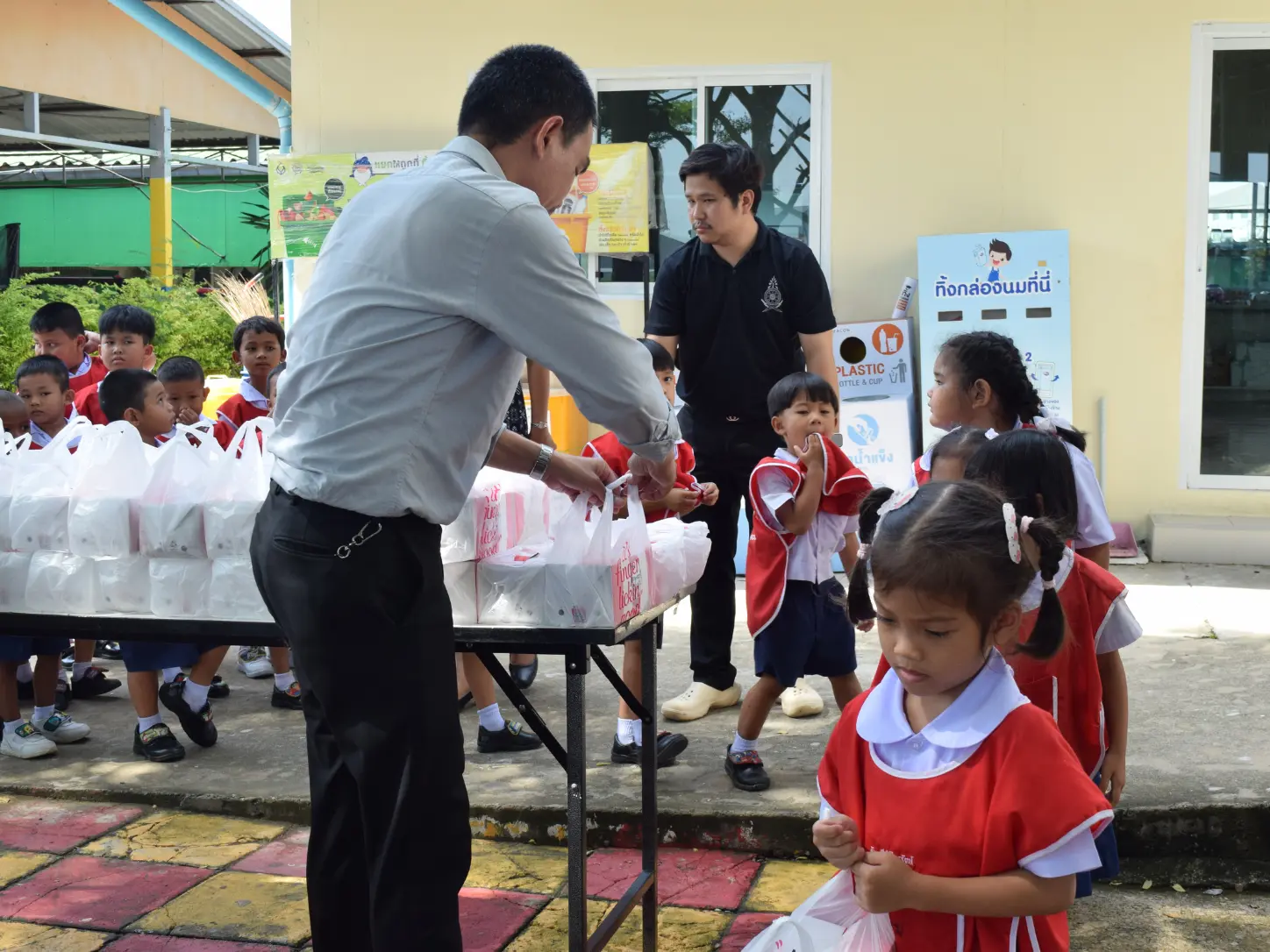 ภาพบรรยากาศเลี้ยงอาหารกลางวันนักเรียนและคุณครู