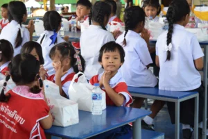 นักเรียนและคุณครูร่วมรับประทานอาหารกลางวันในกิจกรรม BLL