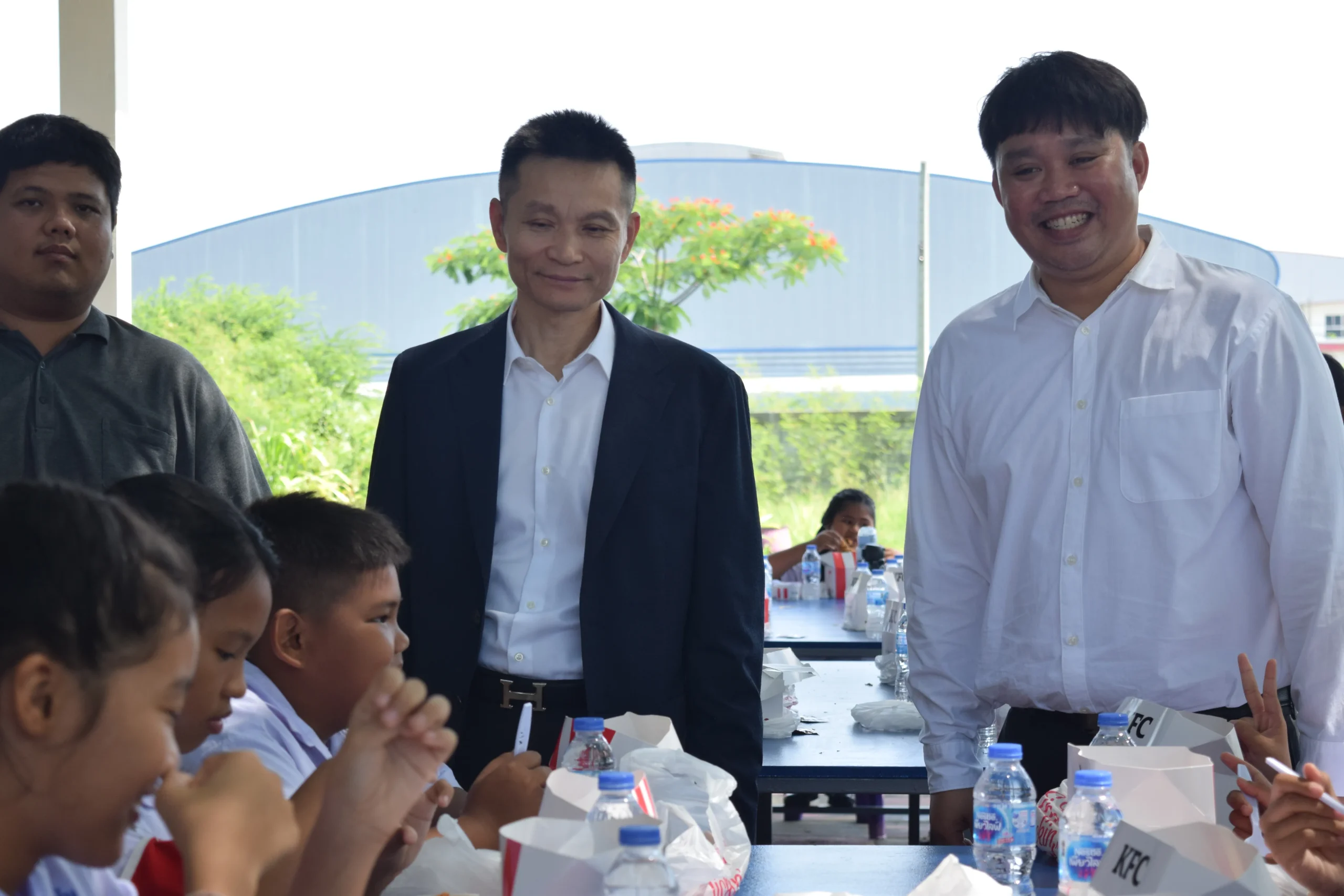 บรรยากาศมื้อกลางวันของนักเรียน คุณครู และทีมงาน BLL